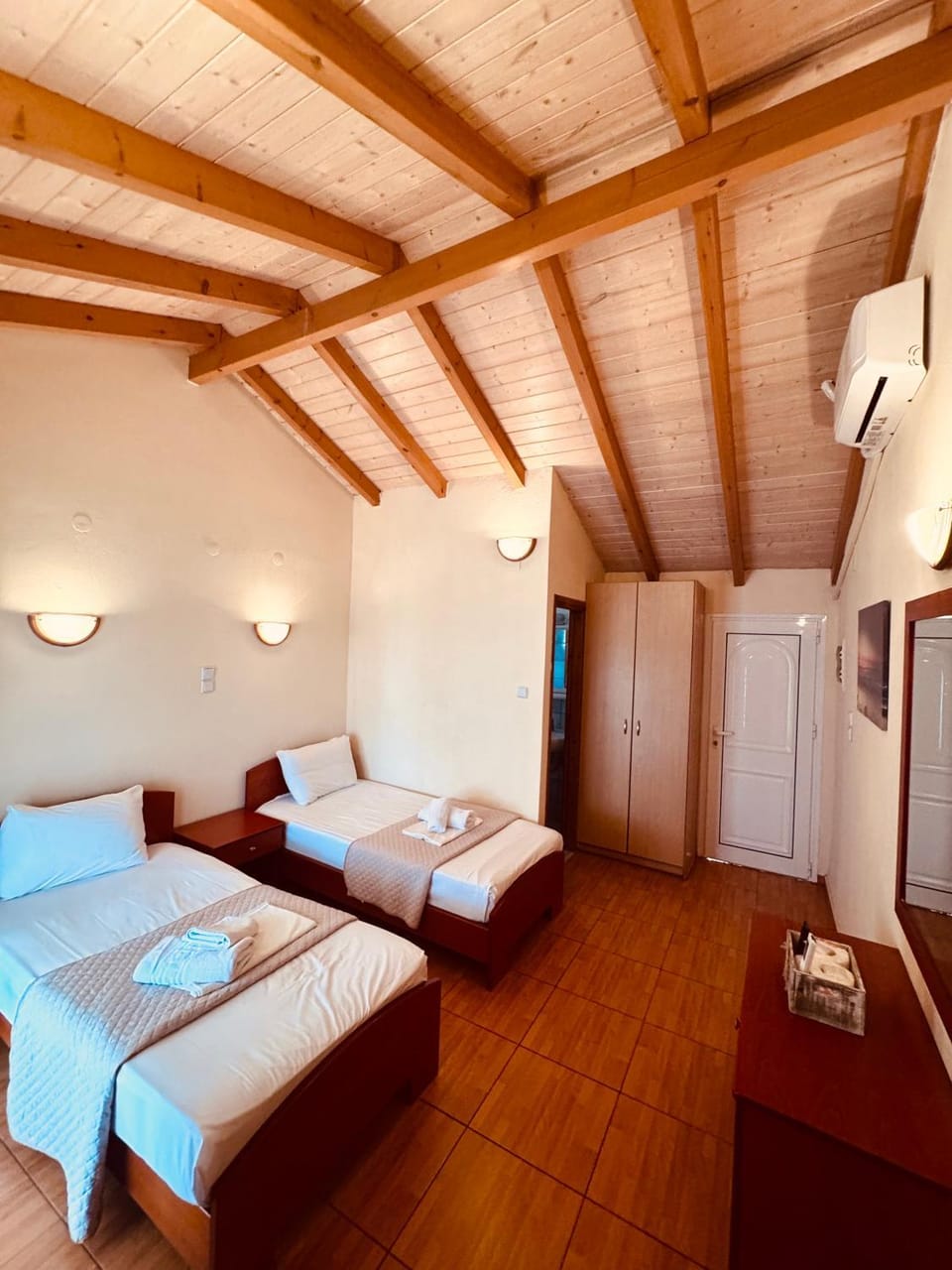 Bed, TV and multimedia, Photo of the whole room, Bedroom, towels, wardrobe, air conditioner