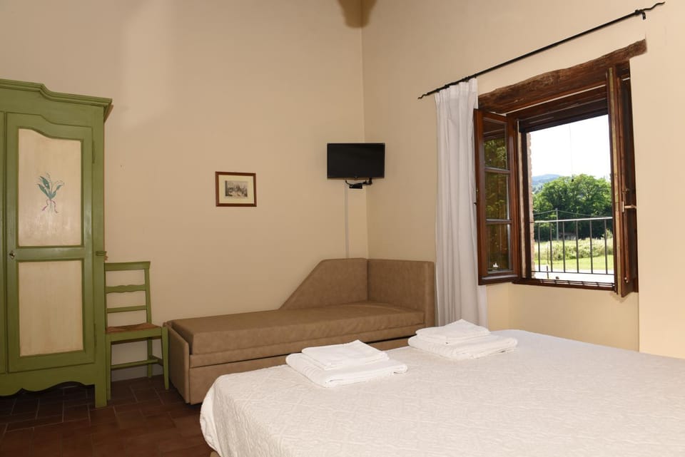 Bed, TV and multimedia, Living room, Photo of the whole room