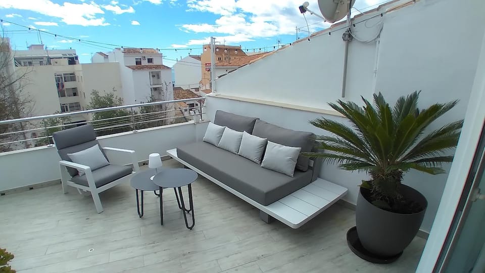 Patio, Day, Balcony/Terrace, Seating area