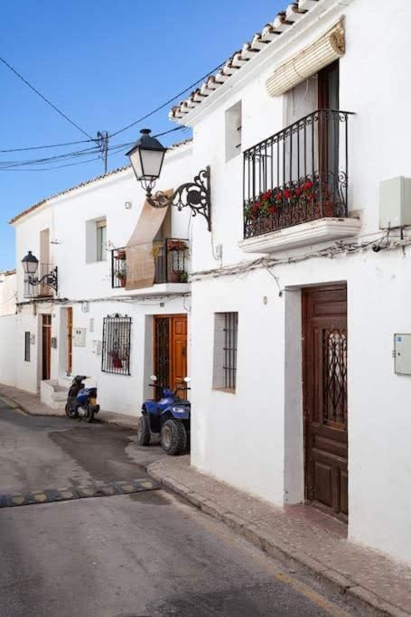 Property building, Street view, Location