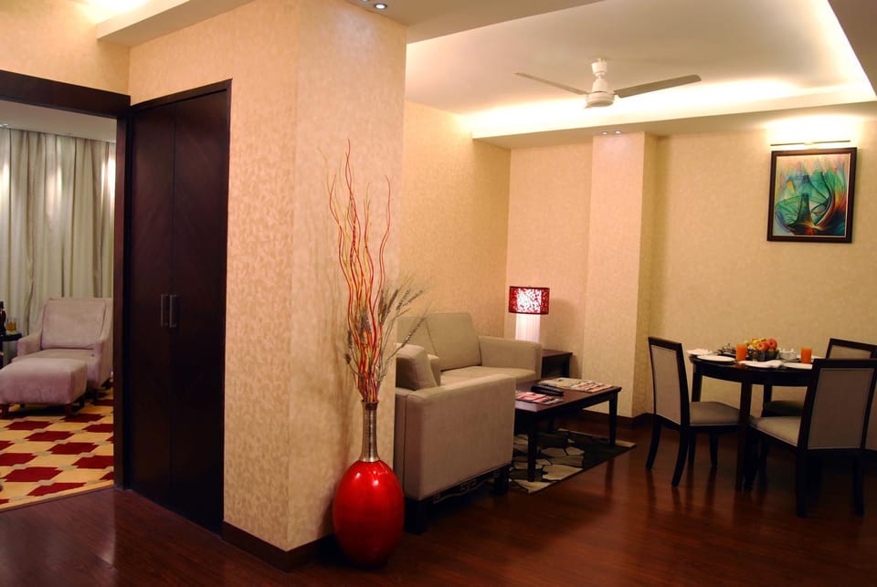 Coffee/tea facilities, Living room, Seating area, Dining area, Bedroom