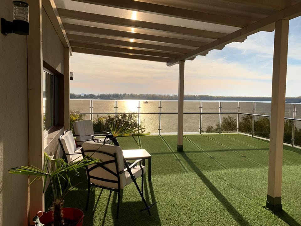 View (from property/room), Balcony/Terrace, River view