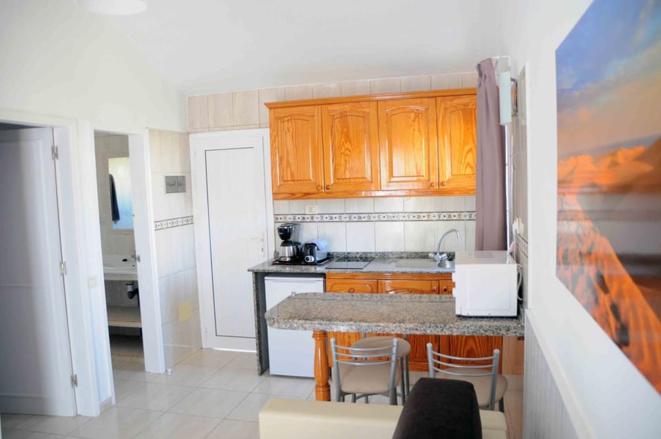 Kitchen or kitchenette, Food and drinks, Dining area