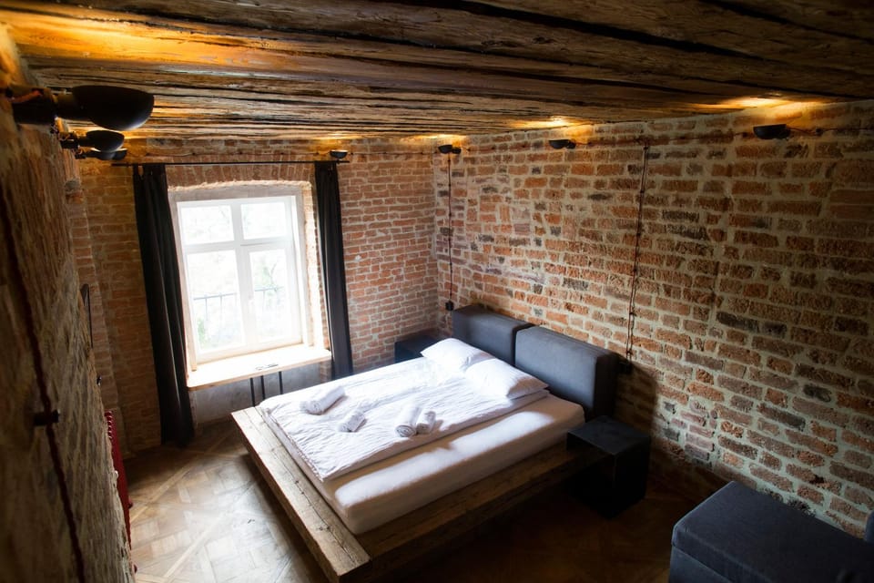 Bed, Bedroom, towels