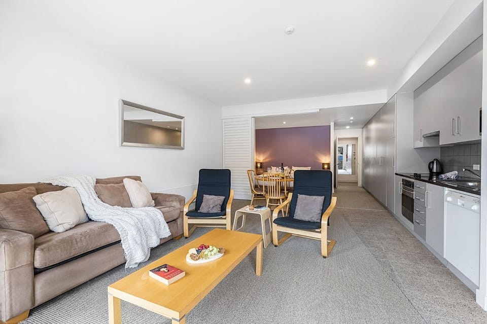 Kitchen or kitchenette, Seating area, Dining area