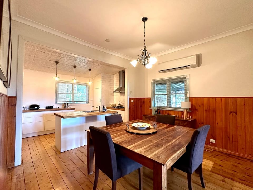 Cherry Blossom Cottage - Beechworth-Getaways Country House in Beechworth