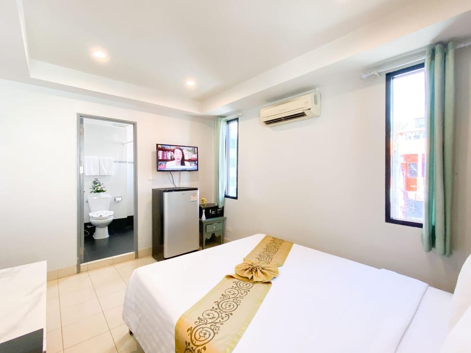 Photo of the whole room, Bedroom, air conditioner