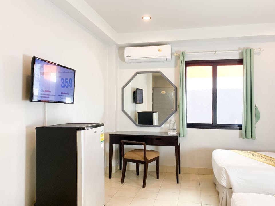 Photo of the whole room, Bedroom