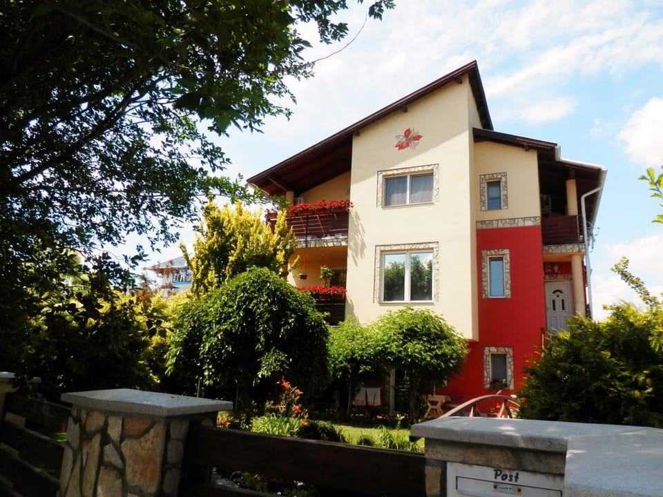 Property building, Facade/entrance, Day, Garden, On site