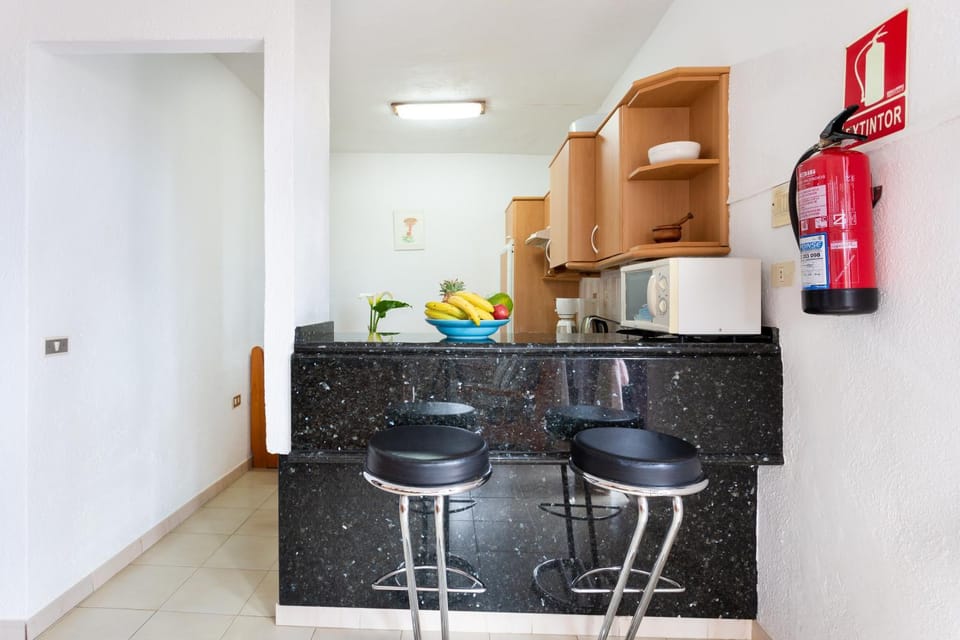 Coffee/tea facilities, Kitchen or kitchenette, Seating area, Dining area