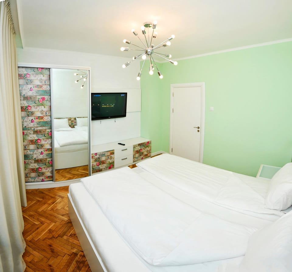 Bed, TV and multimedia, Bedroom