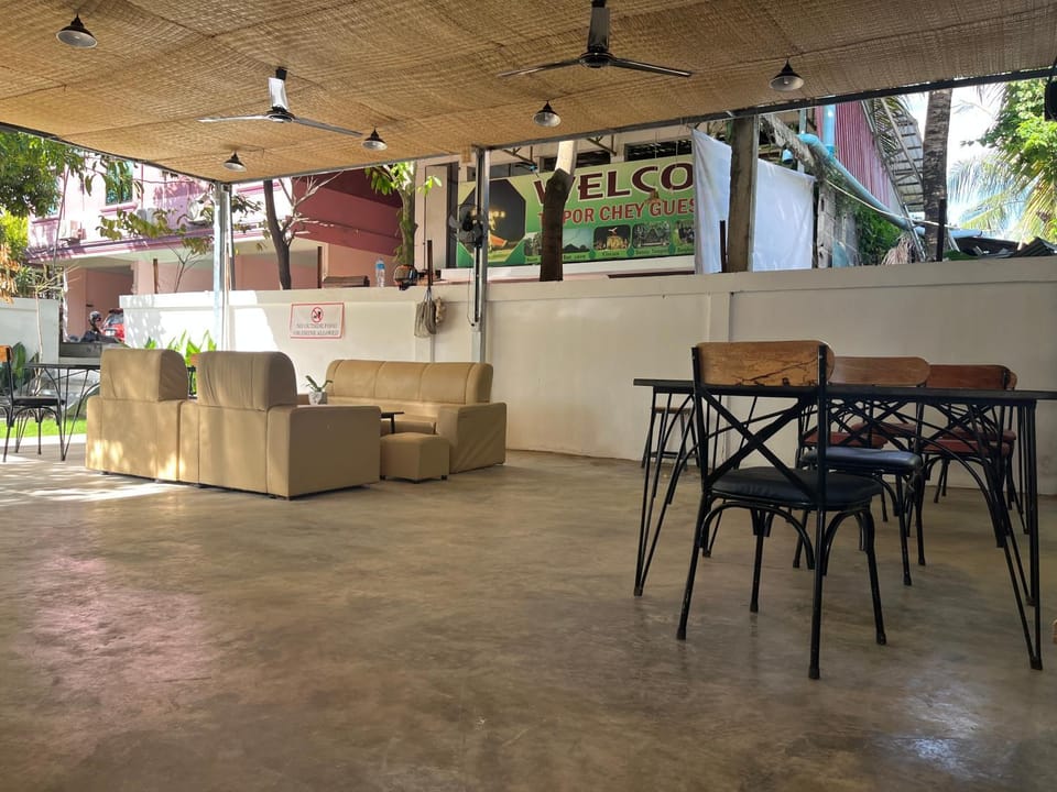 Restaurant/places to eat, Lounge or bar, Banquet/Function facilities
