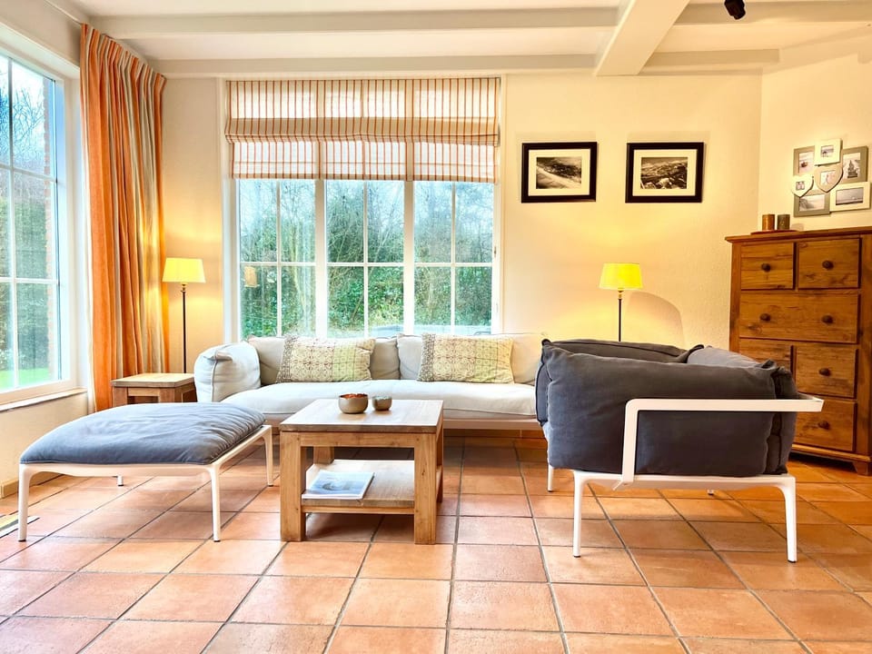 View (from property/room), Living room, Garden view