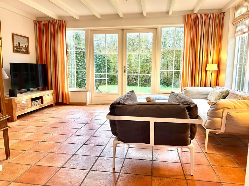 Communal lounge/ TV room, TV and multimedia, View (from property/room), Garden view, Sea view