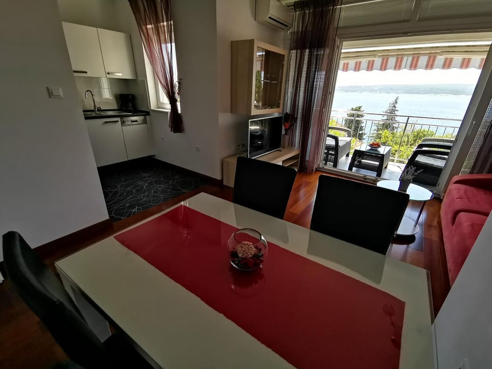 Kitchen or kitchenette, Living room