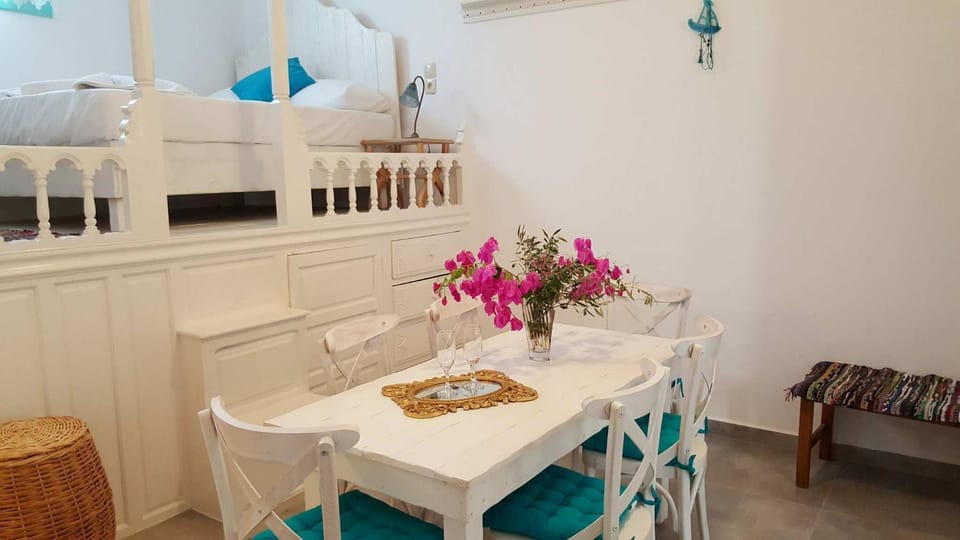 Kitchen or kitchenette, Seating area, Dining area