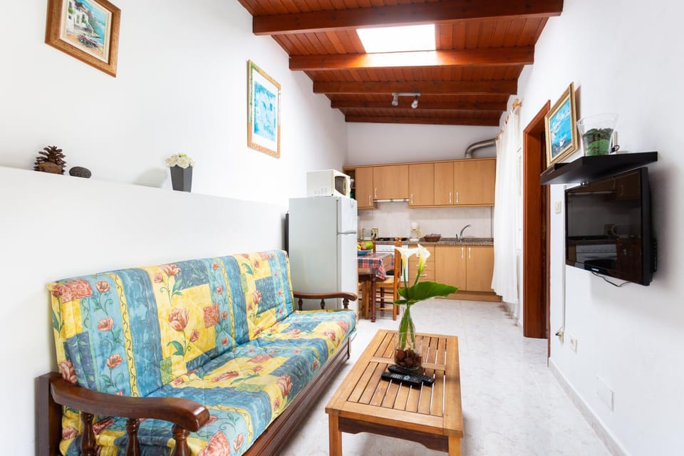 TV and multimedia, Coffee/tea facilities, Kitchen or kitchenette, Living room, Seating area, Dining area, On site