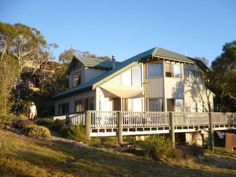 Snowgums on the Lake - Charming 4BR Home l Amazing Lake Views l Balcony House in East Jindabyne