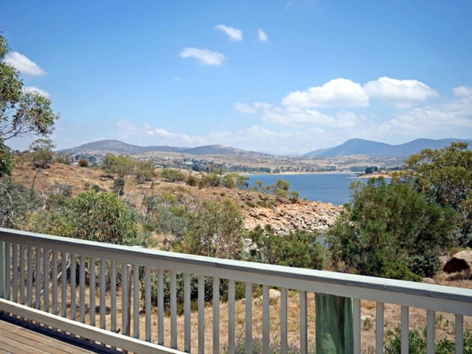 Snowgums on the Lake - Charming 4BR Home l Amazing Lake Views l Balcony House in East Jindabyne