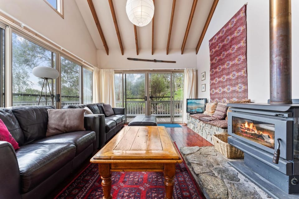 Snowgums on the Lake - Charming 4BR Home l Amazing Lake Views l Balcony House in East Jindabyne