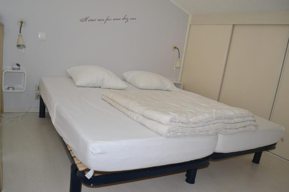 Au Pas Du Chateau House in Jonzac