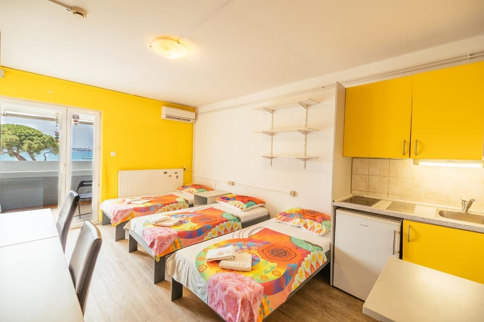 Kitchen or kitchenette, air conditioner