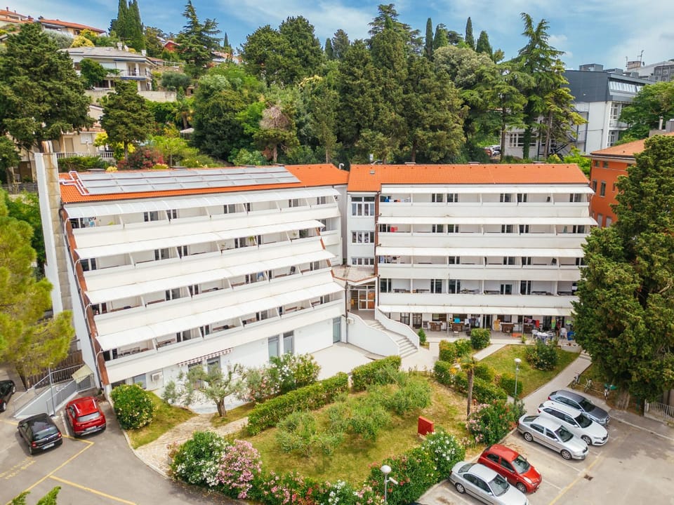 Property building, Neighbourhood, Bird's eye view, Garden, Garden view, Location, Parking