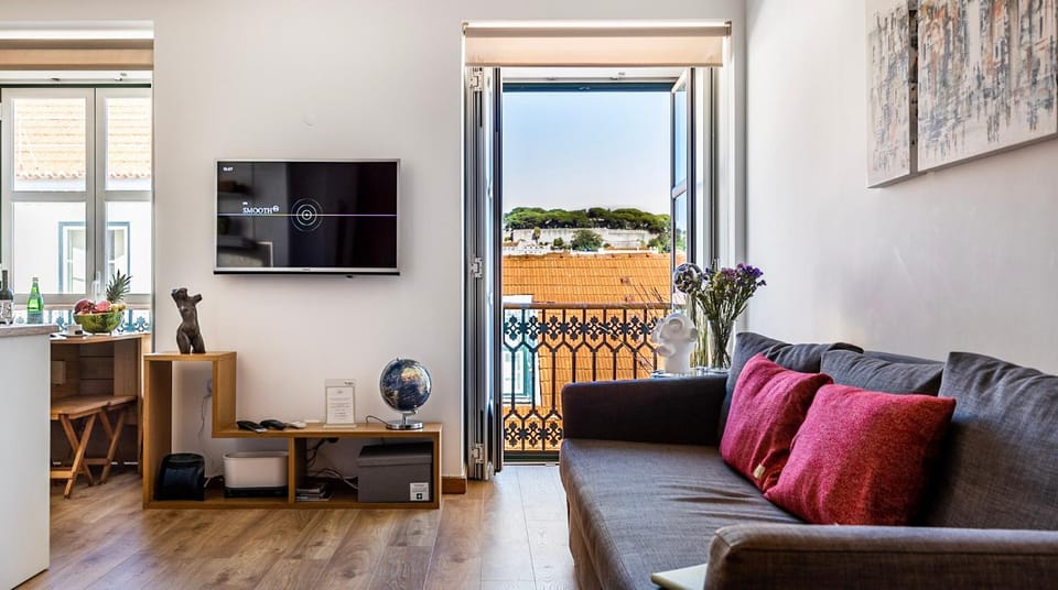 View (from property/room), Living room, Seating area, City view, Landmark view, River view, Street view