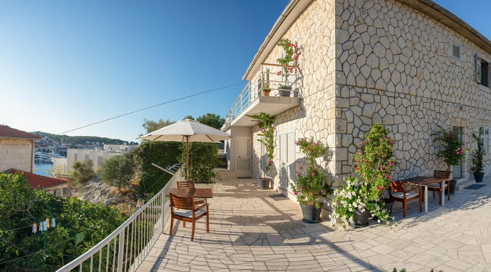 Property building, Nearby landmark, Balcony/Terrace, Balcony/Terrace, Landmark view, Sea view, Sea view, Sunrise