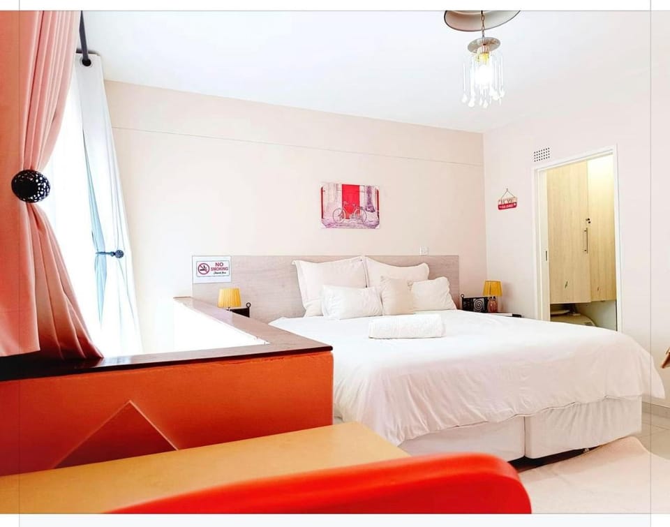 New 1 Bed Apartment 3mins walk to New 1 bed shops Only has 1 extra king bed House in Harare