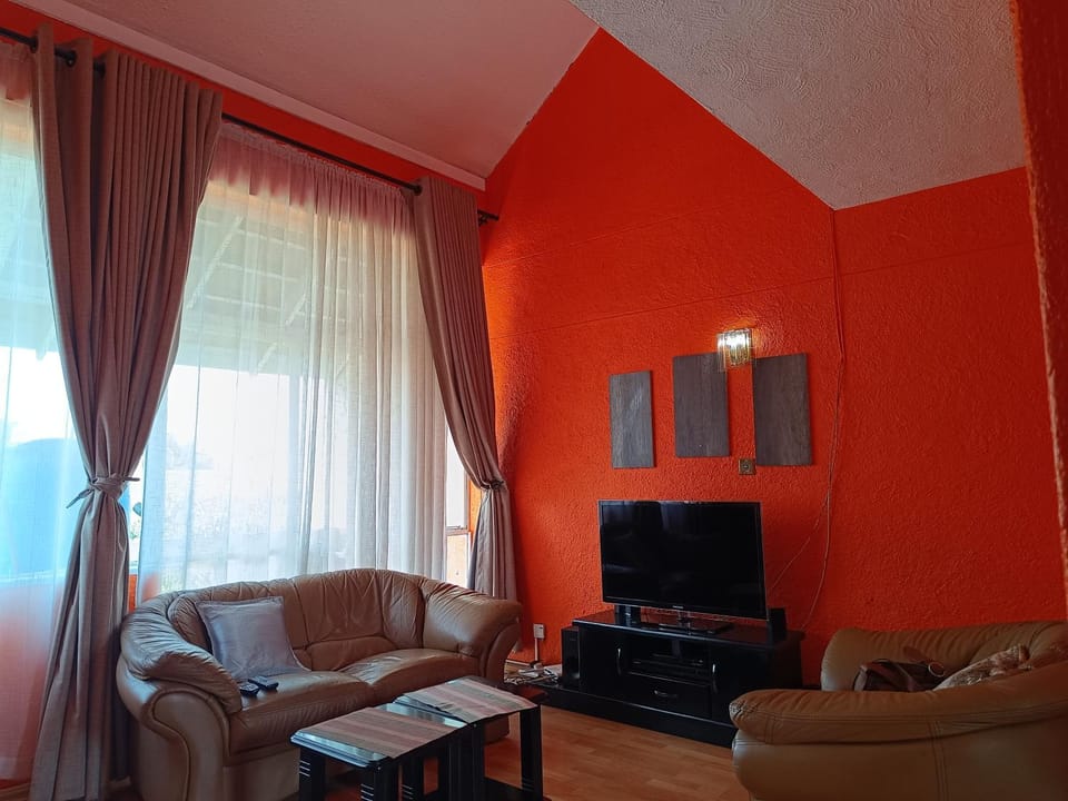 Best Location, borehole water, FREE WIFI, 5min to CBD, Apartment in Harare