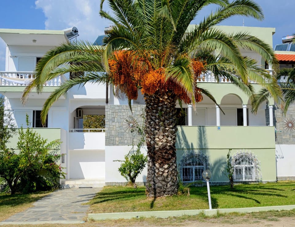 Facade/entrance, Location