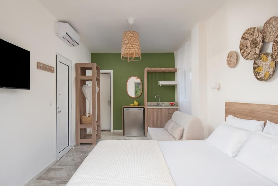 Bed, TV and multimedia, Photo of the whole room, Bedroom, wardrobe, air conditioner