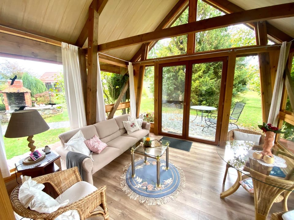 BBQ facilities, Living room, Photo of the whole room, Decorative detail, Seating area, Garden view, Area and facilities