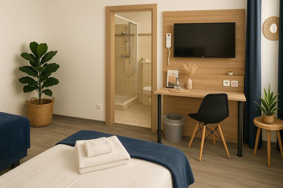 Bed, TV and multimedia, Photo of the whole room, Seating area, Bedroom