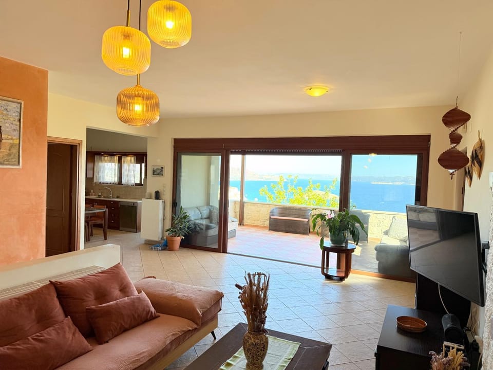 Communal lounge/ TV room, Natural landscape, TV and multimedia, Living room, Seating area, Sea view
