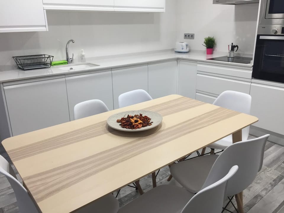 Coffee/tea facilities, Kitchen or kitchenette, Dining area