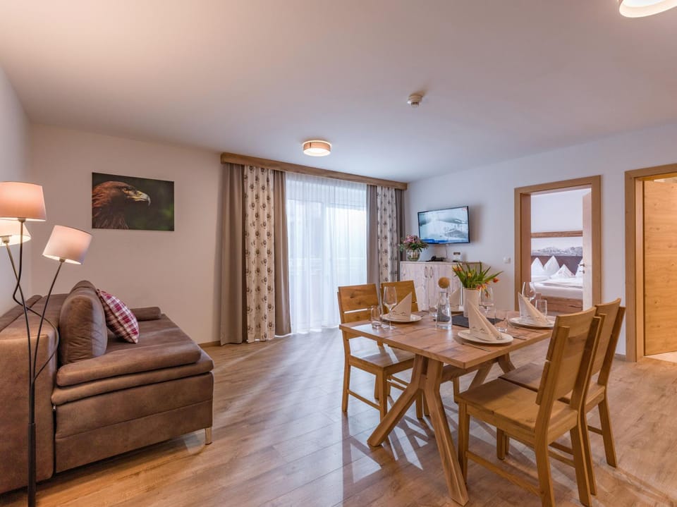 TV and multimedia, Living room, Seating area, Dining area