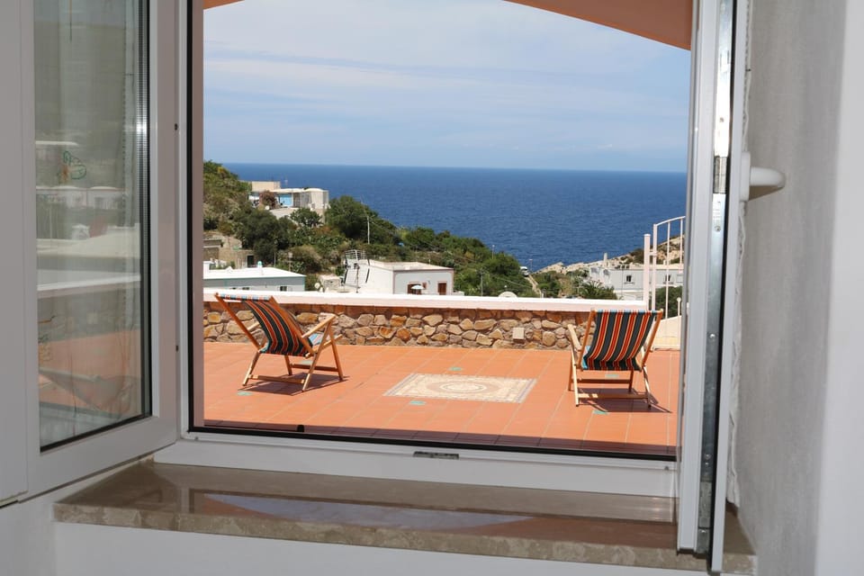 Facade/entrance, Balcony/Terrace, Landmark view, Sea view