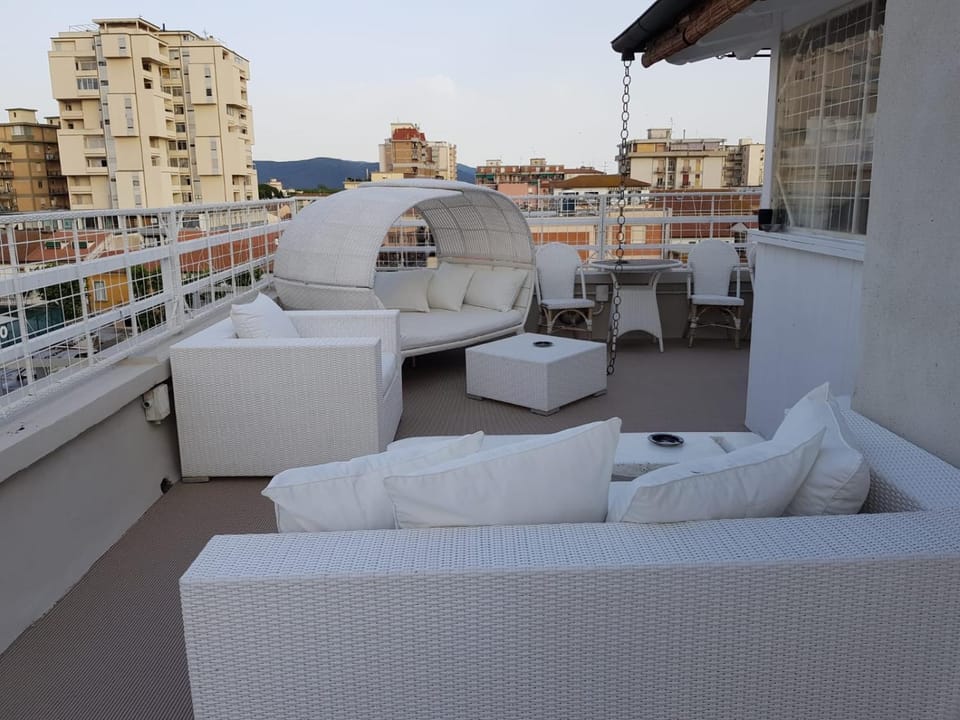 Restaurant/places to eat, Balcony/Terrace, City view, Mountain view, Breakfast, Dinner