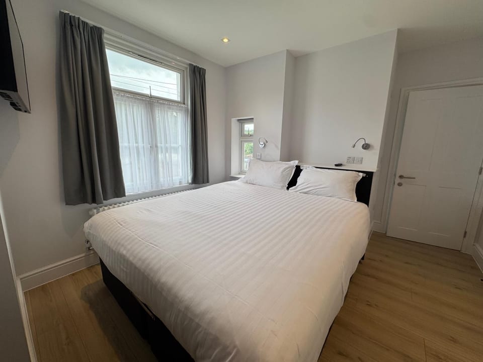 Brentwood Hotel & Apartments Bed and Breakfast in Brentwood