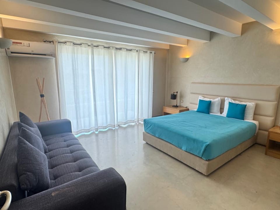 Bed, Golfcourse, Photo of the whole room, Bedroom, Pool view, Pool view, Swimming pool, Swimming pool, air conditioner