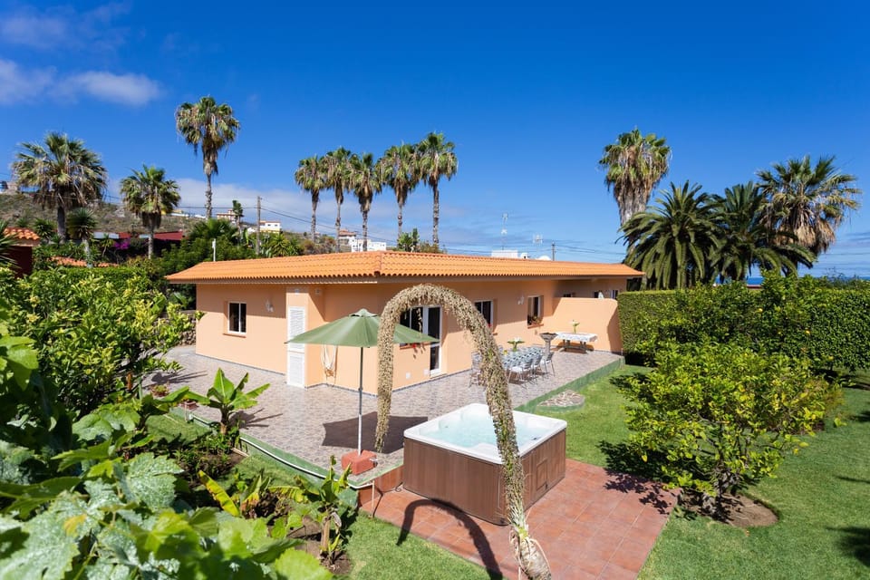 Property building, Natural landscape, BBQ facilities, Garden, Hot Tub, Balcony/Terrace, Seating area, Dining area, On site, Garden view, Mountain view