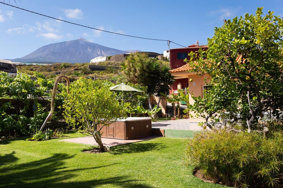 Property building, Natural landscape, BBQ facilities, Garden, Hot Tub, Balcony/Terrace, On site, Garden view, Mountain view