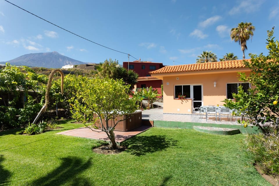 Property building, Natural landscape, BBQ facilities, Garden, Balcony/Terrace, On site, Garden view, Mountain view