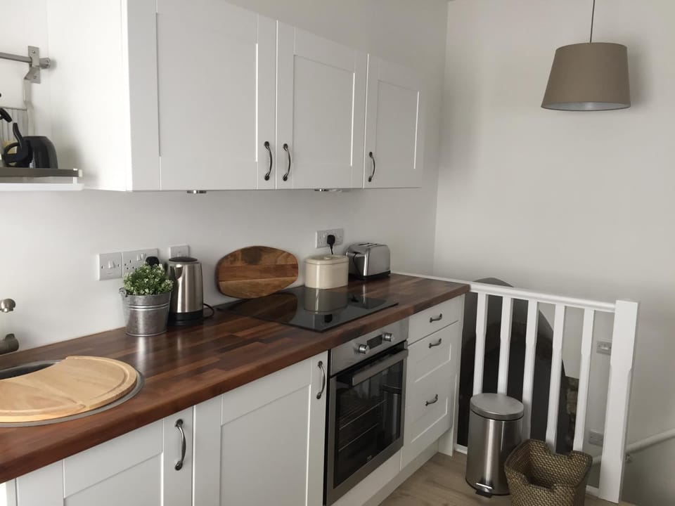 Coffee/tea facilities, Kitchen or kitchenette, stove