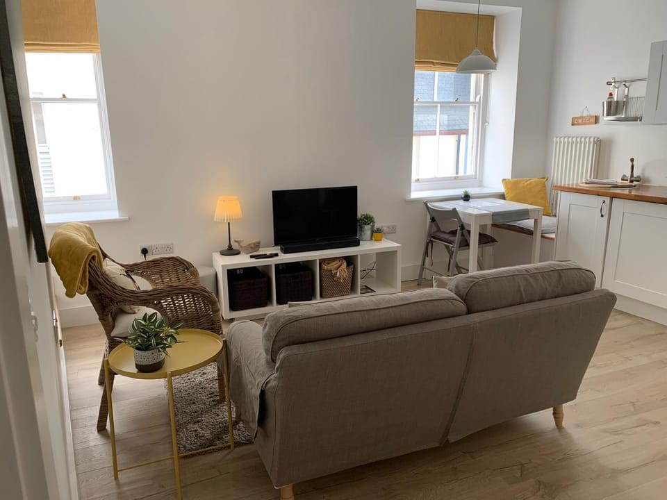 TV and multimedia, Kitchen or kitchenette, Living room, Seating area, Dining area