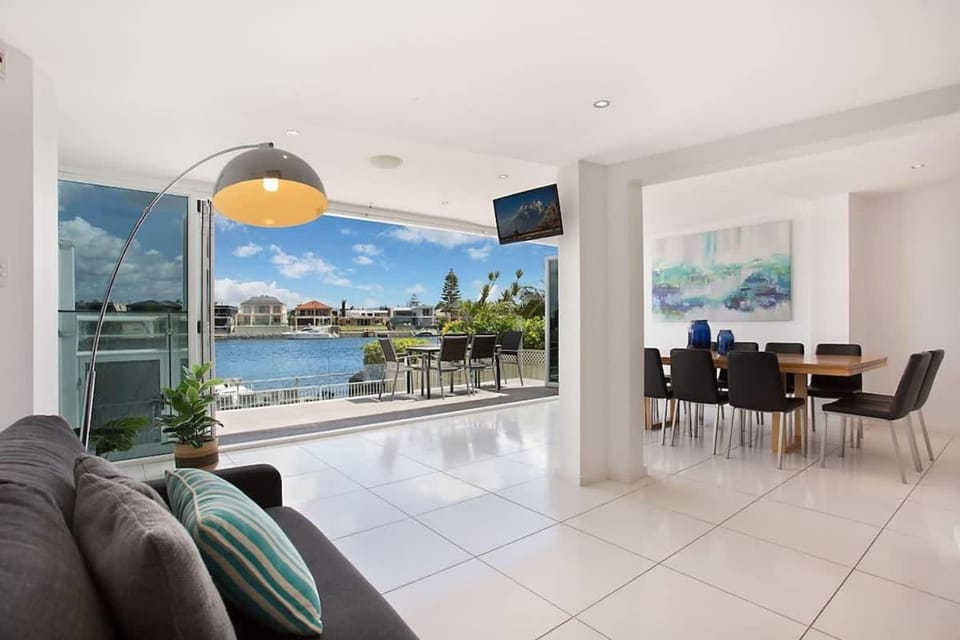 Casa Grande On The Water House in Surfers Paradise