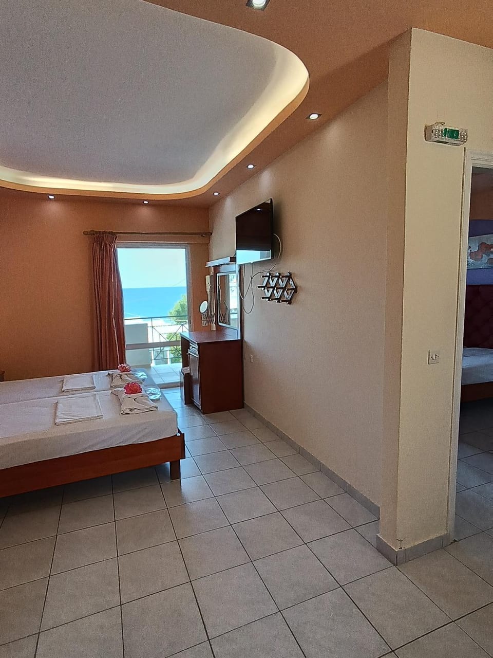 Bed, TV and multimedia, Bedroom, towels