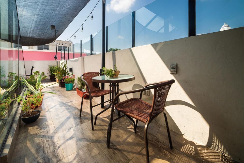 Restaurant/places to eat, Balcony/Terrace